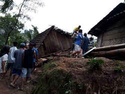 Tebing Setinggi 15 Meter di Blitar Longsor Timpa 3 Rumah
