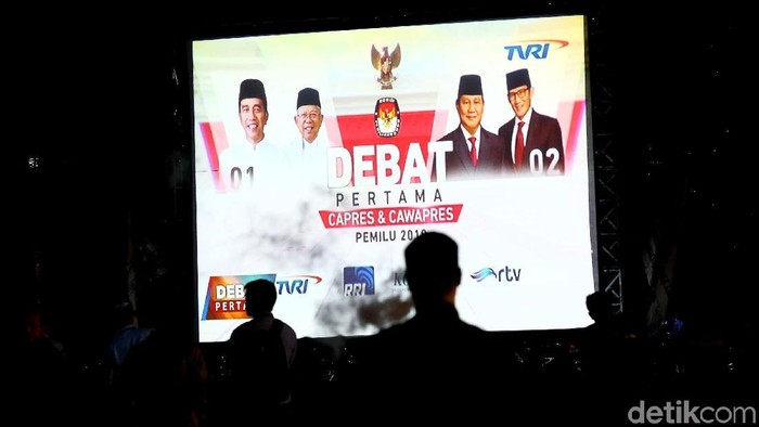 Nonton debat capres sambil menyantap camilan, tanpa disadari sanggup memicu kegemukan (Foto: Grandyos Zafna)