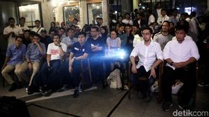 Bikin Hati Adem, Momen Pendukung Kedua Paslon Nobar Debat Capres