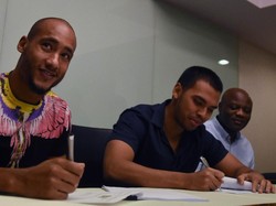 Mantan pemain Paris Saint Germain (PSG) Loris Arnaud (kiri) didampingi Presiden Direktur  PS Tira Bimo Wirjasoekarta (kanan), menandatangani kontrak sebagai pemain baru PS Tira selama 1 musim, di Hotel Borobudur Jakarta, Rabu, (16/01/2019).