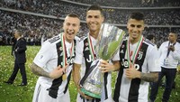 Federico Bernardeschi, Ronaldo, dan Cancelo foto bersama dengan trofi. (Foto: Marco Rosi/Getty Images)