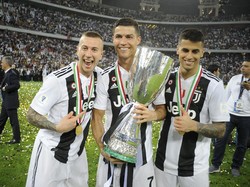 Federico Bernardeschi, Ronaldo, dan Cancelo foto bersama dengan trofi. (Foto: Marco Rosi/Getty Images)