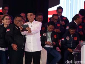 Aksi Pendukung Paslon 01 di Debat Capres Perdana