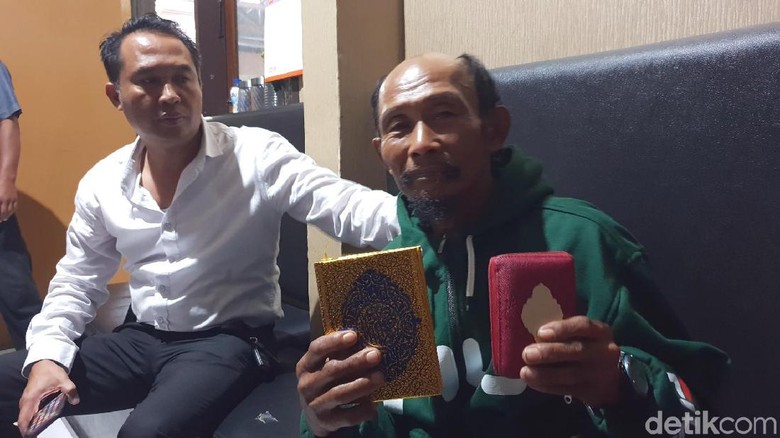 Mengaku Tuhan dan Duduki Alquran, Pria Ini Klaim Berusia 1719 Tahun
