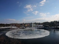 Ajaib! Gumpalan Es Sungai AS Berbentuk Cakram dan Bisa Berputar