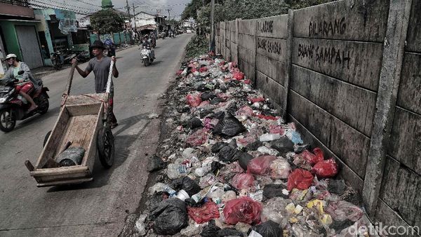 Jorok! Tumpukan Sampah di Depan Tulisan Dilarang Buang Sampah