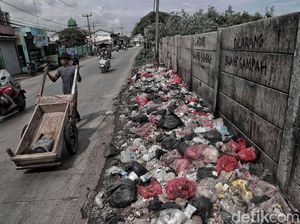 Jorok! Tumpukan Sampah di Depan Tulisan Dilarang Buang Sampah