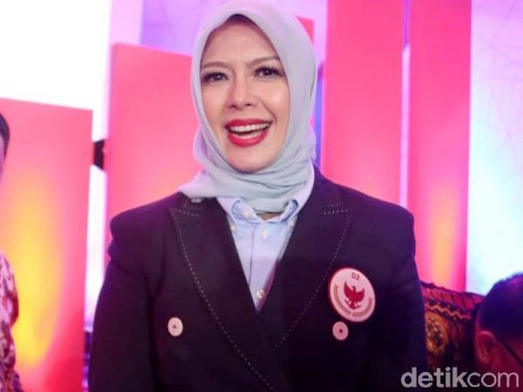 Beda Gaya Hijab Istri Maruf Amin dan Sandiaga Uno di Debat Pilpres Beda Gaya Hijab Istri Maruf Amin dan Sandiaga Uno di Debat Pilpres