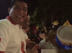 Adem... Pendukung Jokowi-Prabowo Ngobrol dan Tertawa Bersama