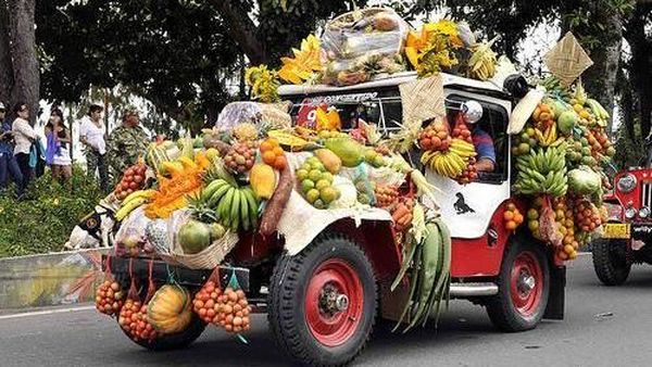 Serunya Lihat Deretan Jeep Bermuatan Sayur dan Buah di Festival Yipao