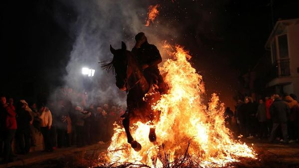 Mengenal Tradisi Menerjang Api Khas Rakyat Spanyol