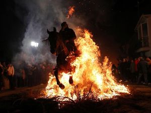 Mengenal Tradisi Menerjang Api Khas Rakyat Spanyol