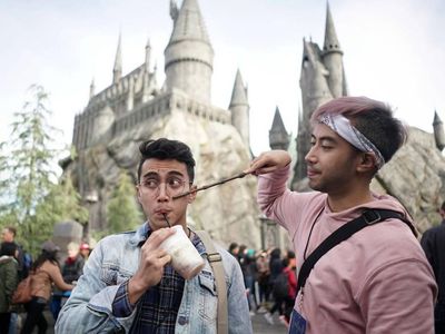 Kompak! Gaya Kece Kulineran Vadi Akbar dan Vidi Aldiano di Jepang