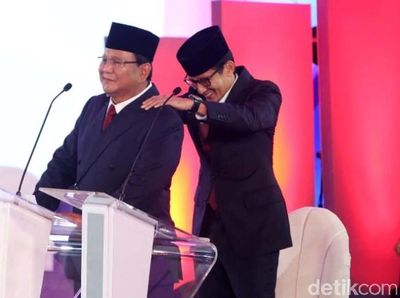Momen Ketika Sandiaga Memijit Bahu Prabowo