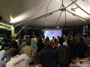 Pendukung Prabowo-Sandi Meriahkan Nobar Debat Capres di Bandung