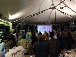 Pendukung Prabowo-Sandi Meriahkan Nobar Debat Capres di Bandung