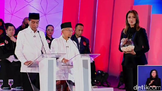 Jokowi dan Ma'ruf ketika debat perdana, 17 Januari 2019.