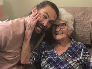 Foto: Kemesraan Jason Momoa dan Sang Nenek yang Bikin Hati Netizen Meleleh Foto: Kemesraan Jason Momoa dan Sang Nenek yang Bikin Hati Netizen Meleleh
