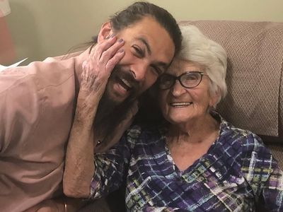 Foto: Kemesraan Jason Momoa dan Sang Nenek yang Bikin Hati Netizen Meleleh