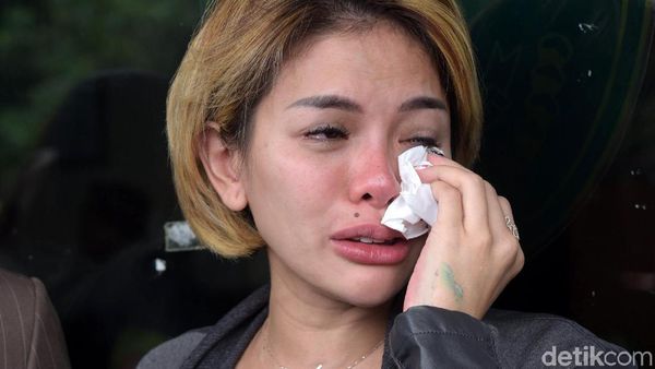 Tangis Nikita Mirzani Usai Jalani Sidang Cerai