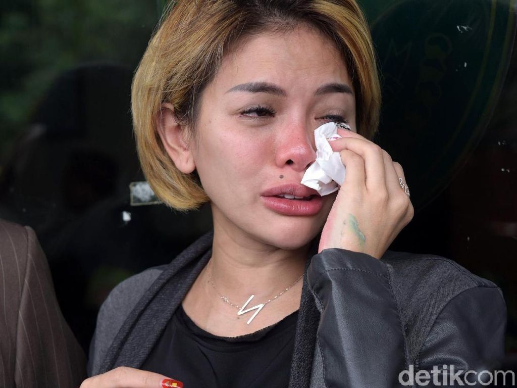 Hadiri Sidang Cerai, Nikita Mirzani Nangis Teringat Dipo Hadiri Sidang Cerai, Nikita Mirzani Nangis Teringat Dipo