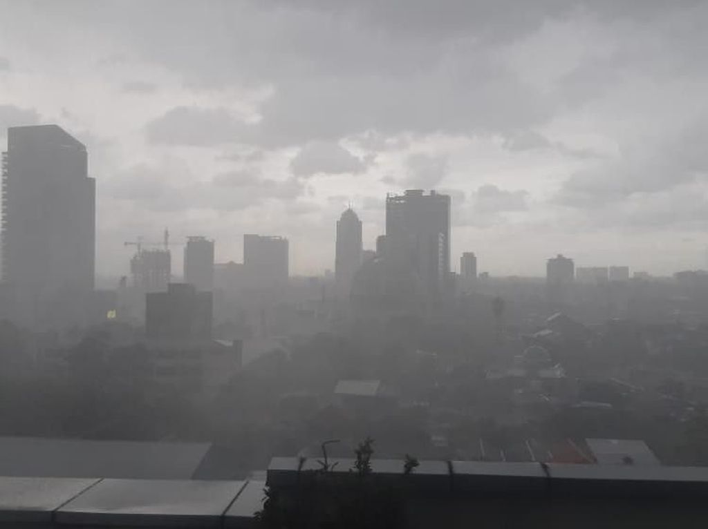 BMKG: Waspada Potensi Hujan Disertai Petir di Jaksel-Jakbar-Jaktim Siang Ini