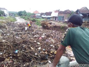 Ngeri! Penampakan Sampah Menutupi Badan Sungai di Kudus