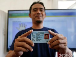 Hindari Hoax, Dukcapil Makassar Tunda Pencetakan e-KTP untuk WNA