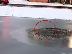 Aksi Heroik Penyelamatan Bocah yang Terjebak di Kolam Es