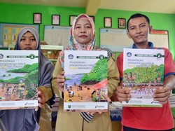 Mengajarkan Pentingnya Mangrove lewat Buku untuk Siswa SD Indramayu