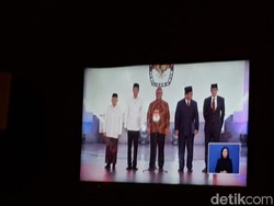 Di Panggung Debat: Sandiaga Cium Tangan, Maruf Amin Tepuk Pundak