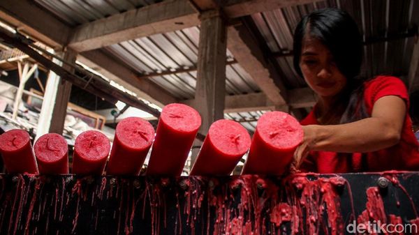 Produksi Lilin Dikebut Jelang Imlek