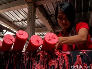 Produksi Lilin Dikebut Jelang Imlek
