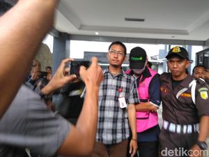 Kejari Surabaya Terima Tersangka Korupsi PT Petrogas Jatim