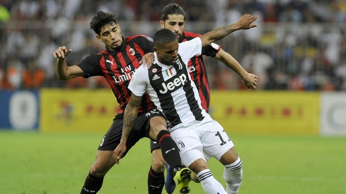 Winger Juventus Douglas Costa tetap menaruh respek pada AC Milan meski sedang terpuruk. ( Foto: Marco Rosi/Getty Images for Lega Serie A)