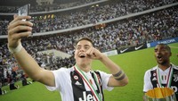 Paulo Dybala selfie ditemani dengan Costa yang sedang memegang piala. (Foto: Marco Rosi/Getty Images)