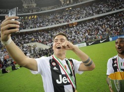 Paulo Dybala selfie ditemani dengan Costa yang sedang memegang piala. (Foto: Marco Rosi/Getty Images)