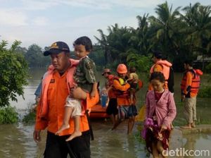Kebumen Sisi Selatan Masih Banjir, Evakuasi Warga Terus Berlangsung Kebumen Sisi Selatan Masih Banjir, Evakuasi Warga Terus Berlangsung