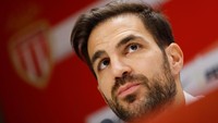 Di Monaco, Fabregas bereuni dengan mantan rekan setimnya di Arsenal Thierry Henry yang kini menjadi pelatihnya di klub. Foto: Reuters