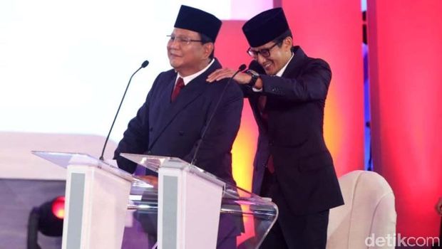 Momen Sandiaga pijat Prabowo di debat perdana.