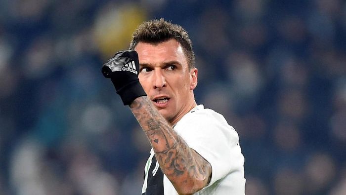 Dengan pengalamannya. Mario Mandzukic bisa membantu para striker muda Manchester United. Foto: Massimo Pinca/Reuters