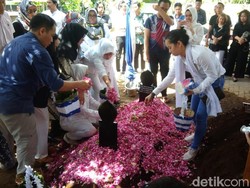 Mensesneg Pratikno Hadiri Pemakaman Ekonom Tony Prasetiantono