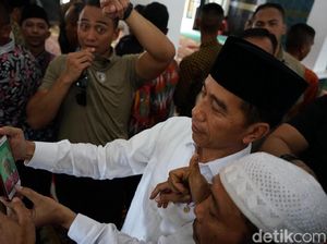 Usai Salat Jumat di Masjid Besar Cibatu, Jokowi Bagi 257 Sertifikat Wakaf Usai Salat Jumat di Masjid Besar Cibatu, Jokowi Bagi 257 Sertifikat Wakaf