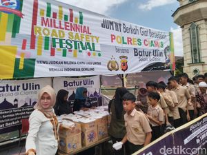 Polisi Berbagi Nasi Sambil Ajak Milenial Ciamis Tertib Berkendara