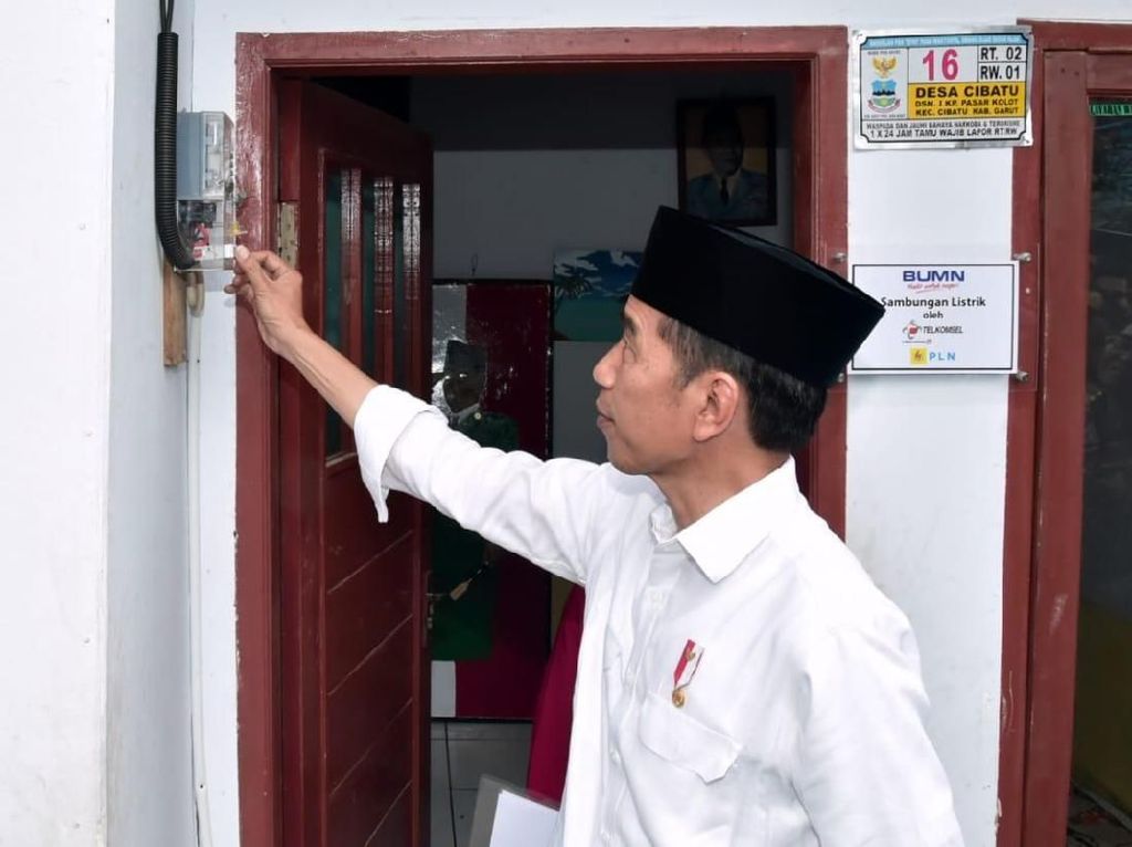 Masuk Gang Sempit, Jokowi Cek Sambungan Listrik Gratis di Garut Masuk Gang Sempit, Jokowi Cek Sambungan Listrik Gratis di Garut