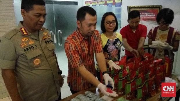 Kasubdit I Direktorat Reserse Narkoba Polda Metro Jaya AKBP Jean Calvijn Simanjuntak (tengah) dan Kabid Humas Polda Metro Jaya Kombes Argo Yuwono.