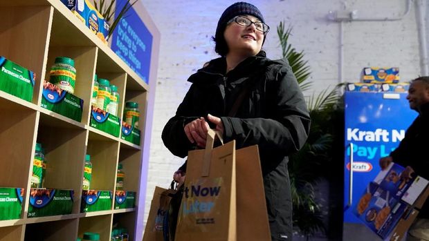 Federal workers left unpaid or furloughed receive bags for free groceries from Kraft Foods on the 27th day of the partial government shutdown in Washington, U.S., January 17, 2019.      REUTERS/Joshua Roberts