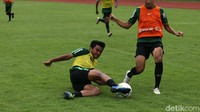 Training camp Timnas U-22 masih terisi 35 dari 38 pemain. Tiga pemain yang merumput di liga asing, Egy Maulana Vikri (Lechia Gdansk), Ezra Walian (RKC Waalwijk), dan Saddil Ramdani (Pahang FA), belum menampakkan batang hidungnya hingga pekan kedua TC.