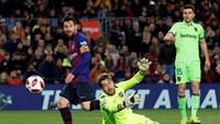 Di babak kedua, Barcelona melengkapi dominasinya dengan menciptakan gol ketiga dari Messi. Barcelona pun lolos dengan keunggulan agregat 4-2 atas Levante. Foto: Getty Images