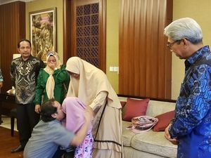 Kemlu Serahkan WNI yang Dibebaskan dari Abu Sayyaf ke Keluarga